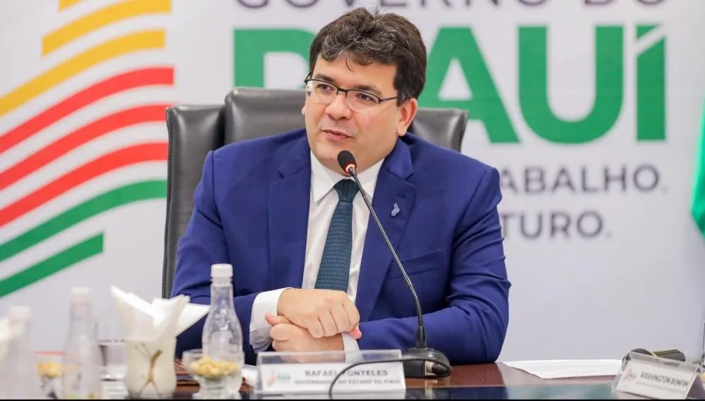 Governo reajusta salário de professores do Piauí e anuncia concurso público