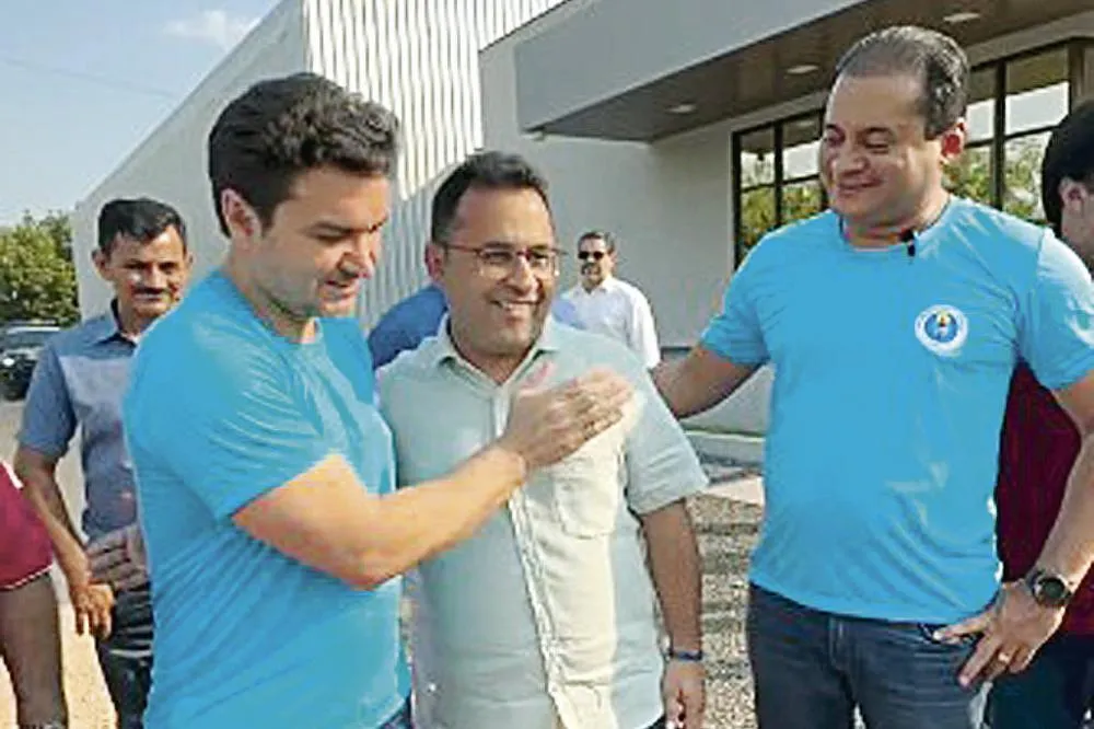 O município de Afonso Cunha (MA) recebeu todas as suas emendas individuais na modalidade Pix em 2023 e 2024. Na foto, o ex-prefeito Arquimedes Bacelar (centro), inaugura praça reformada com emendas ao lado do senador Weverton Rocha, do PDT (à direita), e 