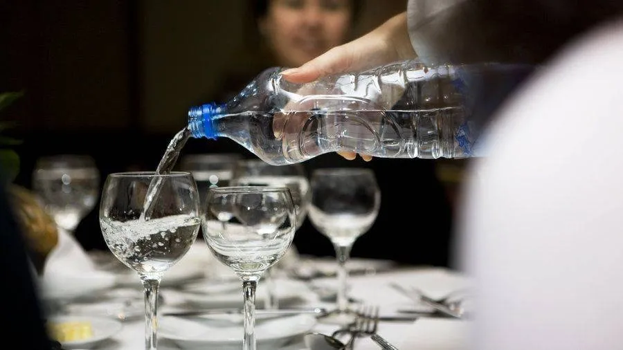 Lei que obriga restaurantes do Piauí a fornecerem água potável gratuita entra em vigor