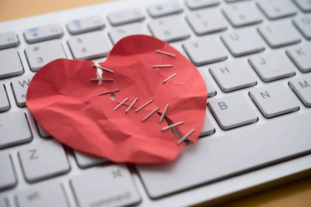 Golpe do amor: criminosos usam redes sociais para enganar vítimas e roubar dinheiro