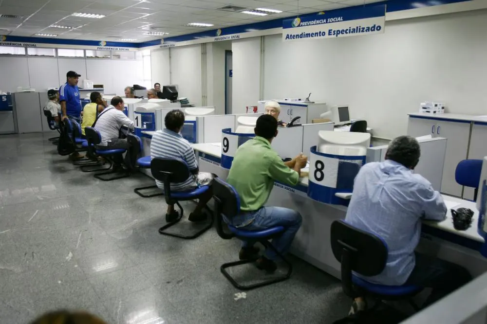 Fila por benefícios do INSS volta a subir e atinge quase 2 milhões