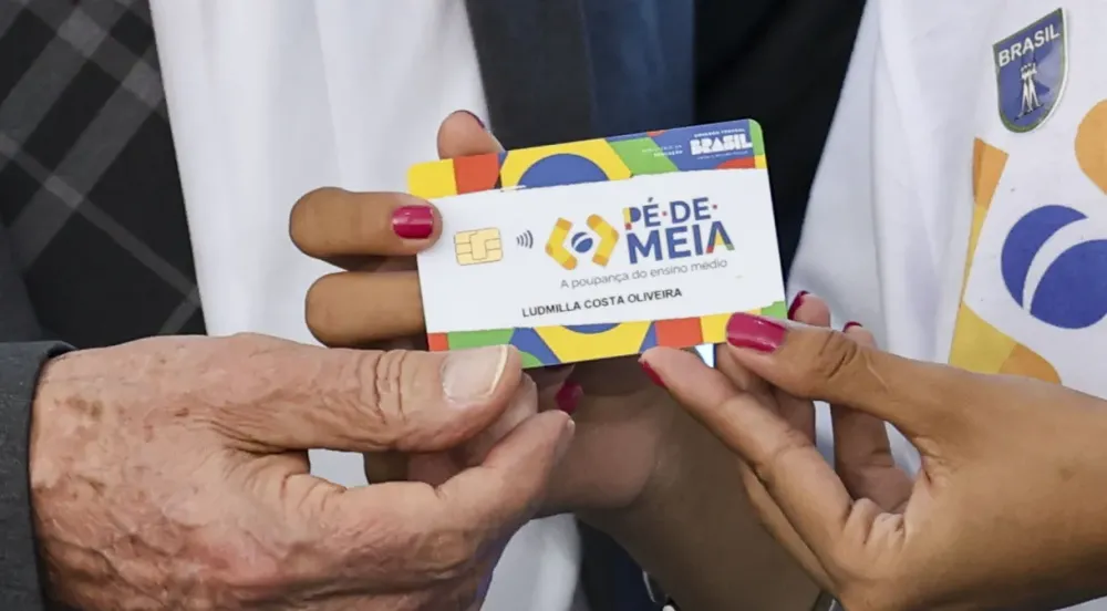 Lula anuncia depósitos do Pé-de-Meia sem encaixar programa no Orçamento