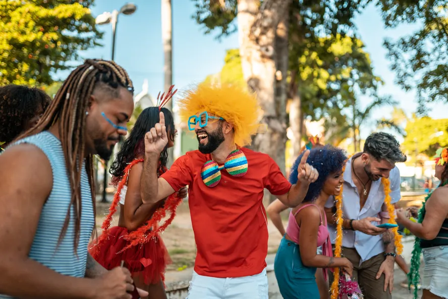 Carnaval 2025: bancos e INSS fecham e comércio pode abrir