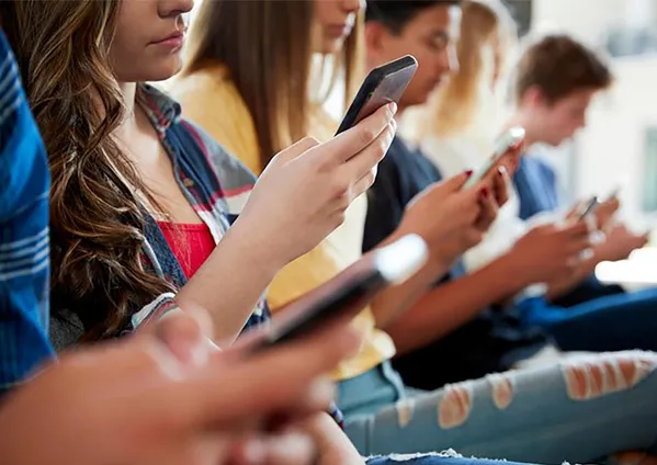 Lei limita celulares nas escolas, mas não resolve “vício digital”
