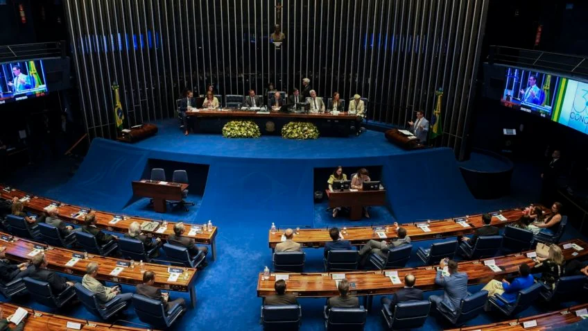 Senadores têm em média R$ 46.402 por mês para passagens e propaganda