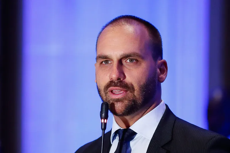 Moraes rejeita investigação e apreensão de passaporte de Eduardo Bolsonaro