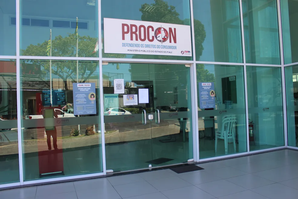 Bancos e empresas de energia e água lideram reclamações de consumidores ao Procon no PI