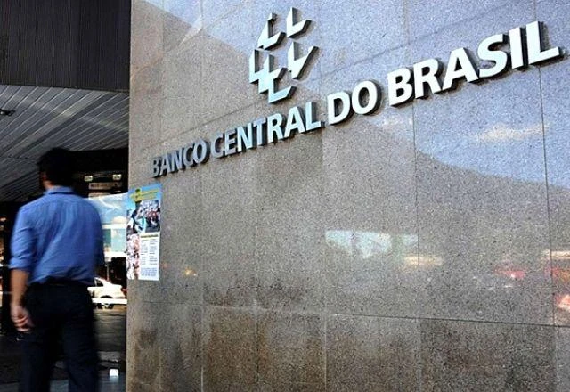Banco Central eleva Selic em 1 ponto e taxa básica de juros vai a 14,25%