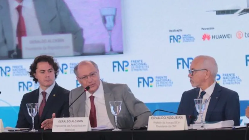 Representantes municipais, como a FNP e a Confederação Nacional de Municípios (CNM), solicitam compensações para mitigar possíveis impactos financeiros negativos.