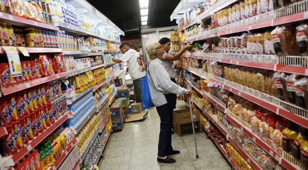 Gastos em supermercado e restaurante sobem apesar de inflação, diz pesquisa