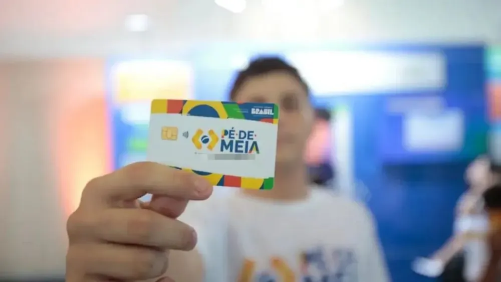 Estudantes recebem primeira parcela do Pé-de-meia nesta segunda (31)
