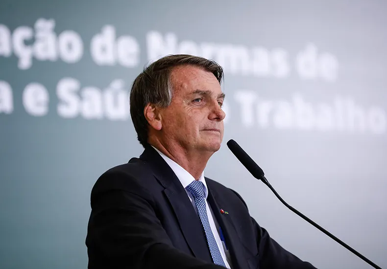 Bolsonaro diz que vai registrar candidatura no TSE e pede: “Me compara com o Lula não”