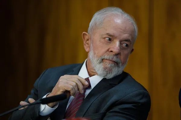 Lula diz a senadores que será candidato em 2026