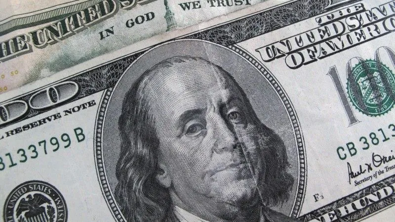 Dólar dispara 2% e bolsas no mundo derretem após China retaliar EUA