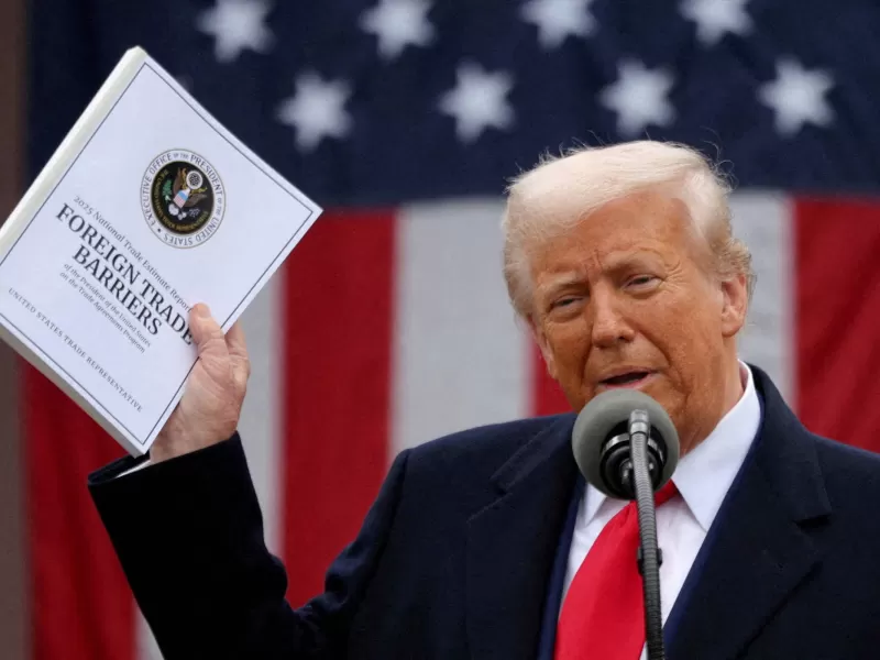 Mercados voltam a despencar após autoridades americanas endossarem tarifas de Trump