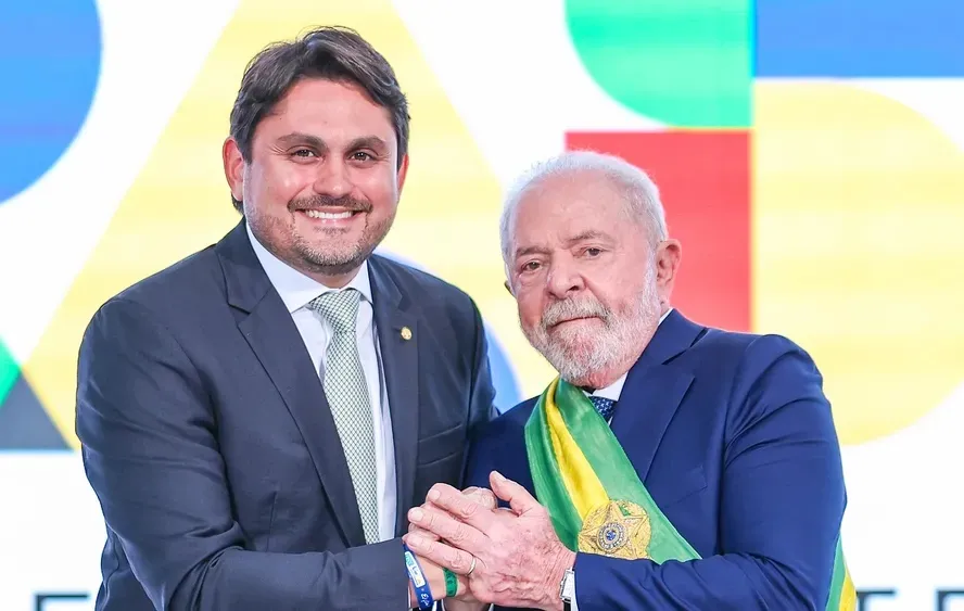 Após ser denunciado pela PGR, ministro das Comunicações pede demissão