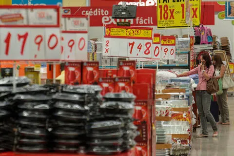 Inflação faz 58% dos brasileiros reduzirem compras de alimentos, diz Datafolha