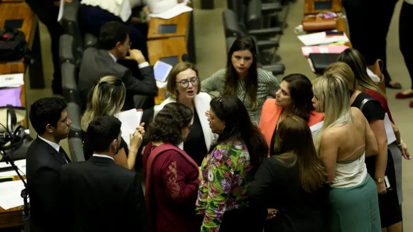 Mudança no Código Eleitoral reduz participação feminina, diz Oxfam
