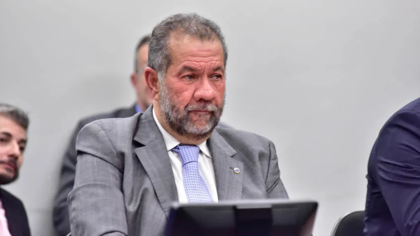 Oposição na Câmara quer convocar Lupi por fraude no INSS