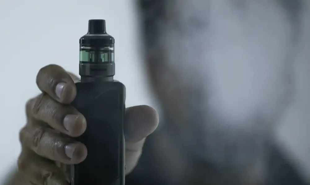 Plataformas devem remover propagandas de cigarros eletrônicos