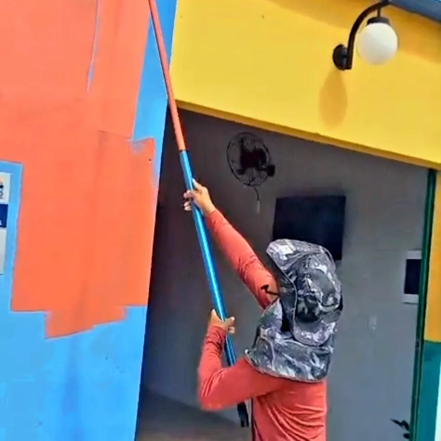 Prefeito do PT pinta prédios e praças de vermelho e terá de pagar repintura
