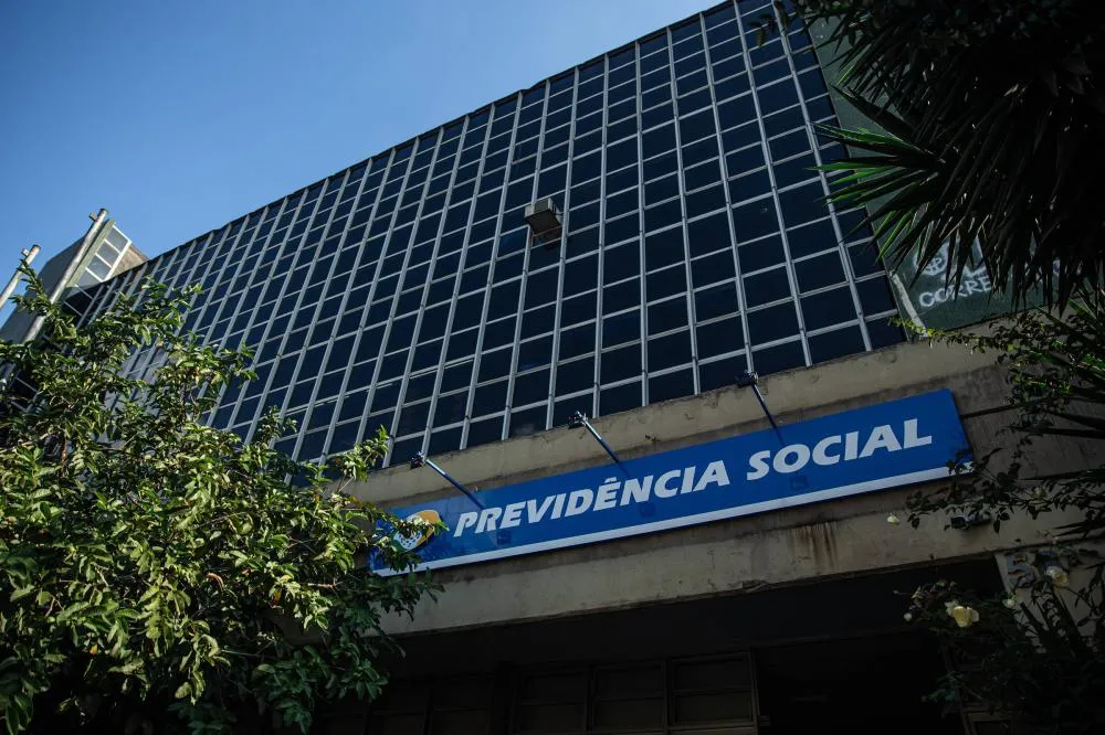 Governo quer que vítimas reembolsadas renunciem a futuras ações contra o INSS