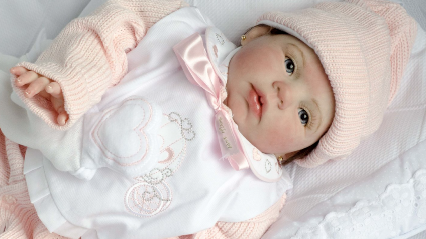Deputados querem proibir atendimento de bebês “reborn” no SUS