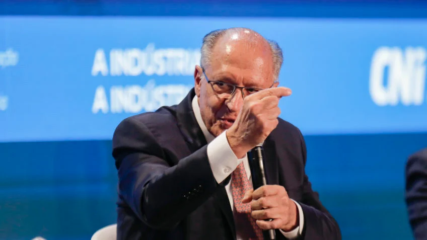 Brasil precisa “fechar a torneira”, diz Alckmin