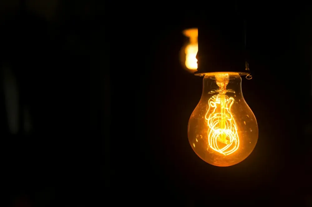 Conta de luz fica mais cara: Aneel anuncia bandeira vermelha para junho