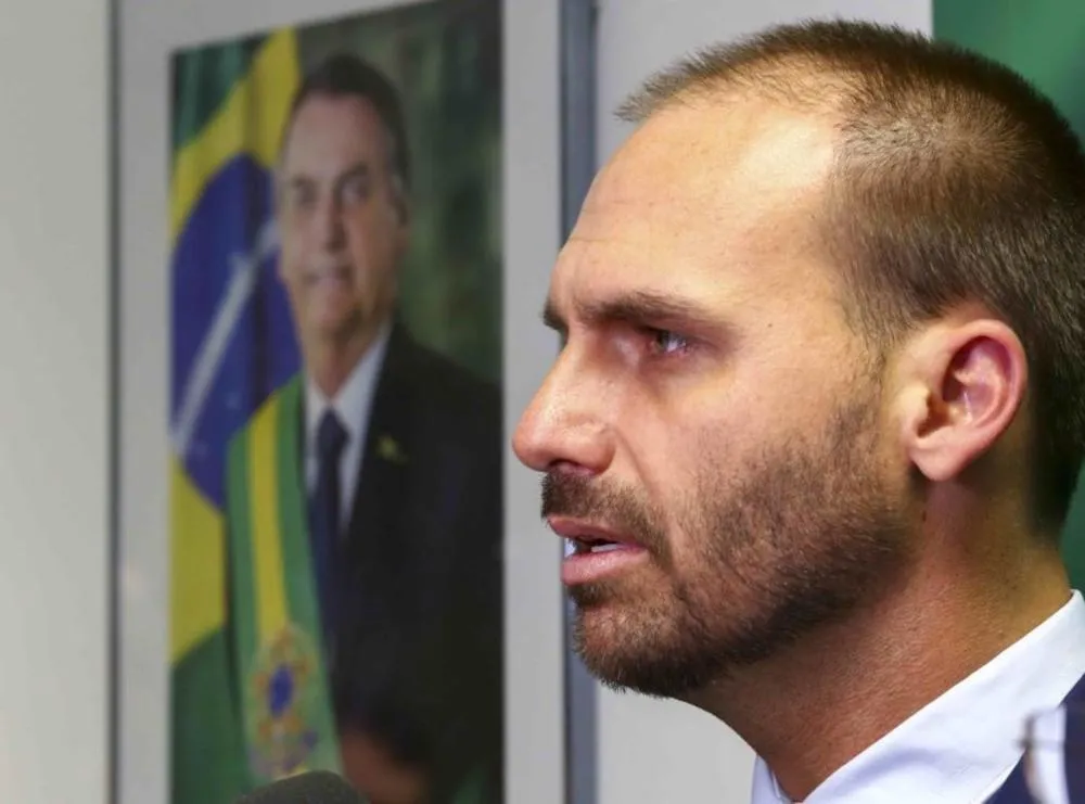 Oposição quer ‘mandato remoto’ para Eduardo Bolsonaro