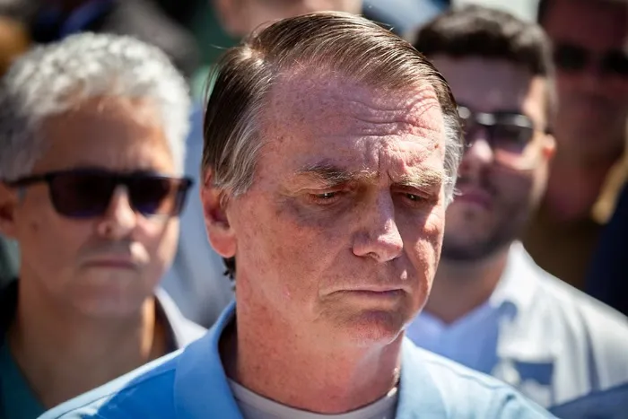 Com vômitos e soluços, Bolsonaro passa por exames