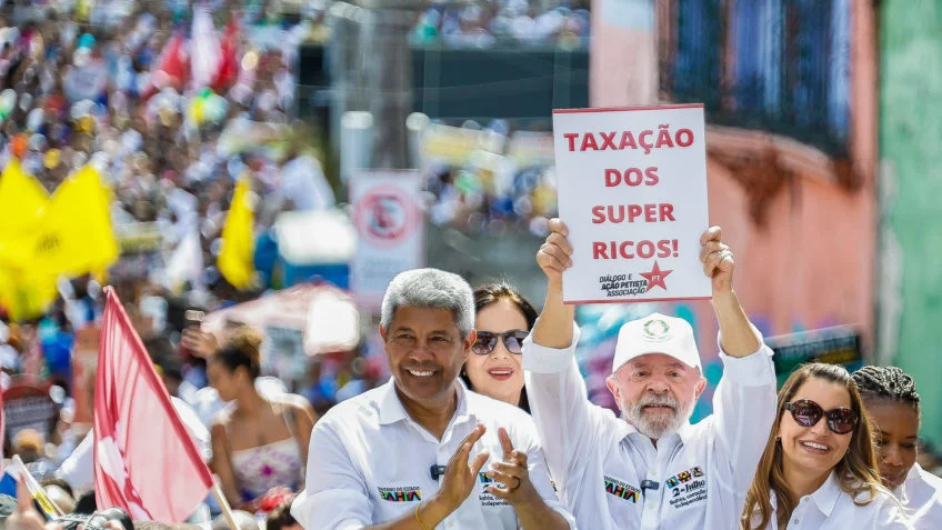 Lula exibe cartaz com manifestação do PT: “Taxação dos super ricos”