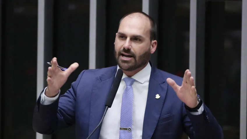 Licença chega ao fim e Eduardo Bolsonaro pode perder mandato