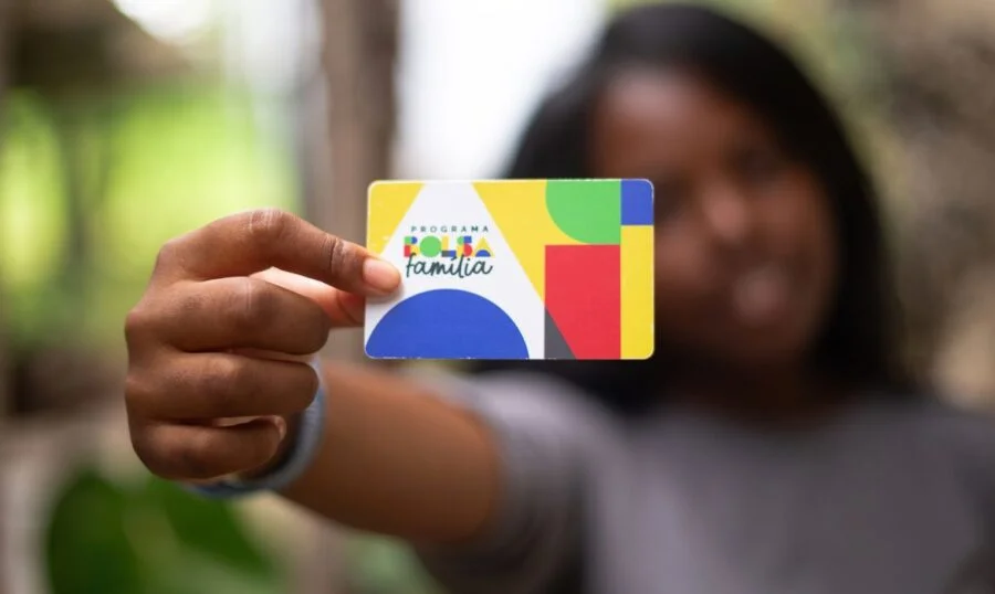 Quase 1 milhão de famílias deixam de receber Bolsa Família graças a alta na renda