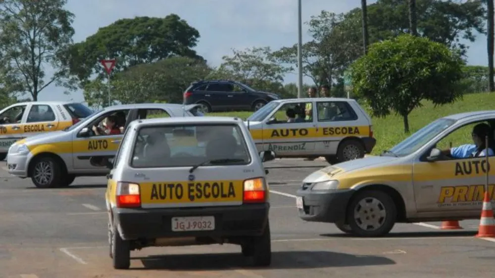 Governo Lula estuda acabar com obrigação de autoescola para carteira de motorista, diz ministro