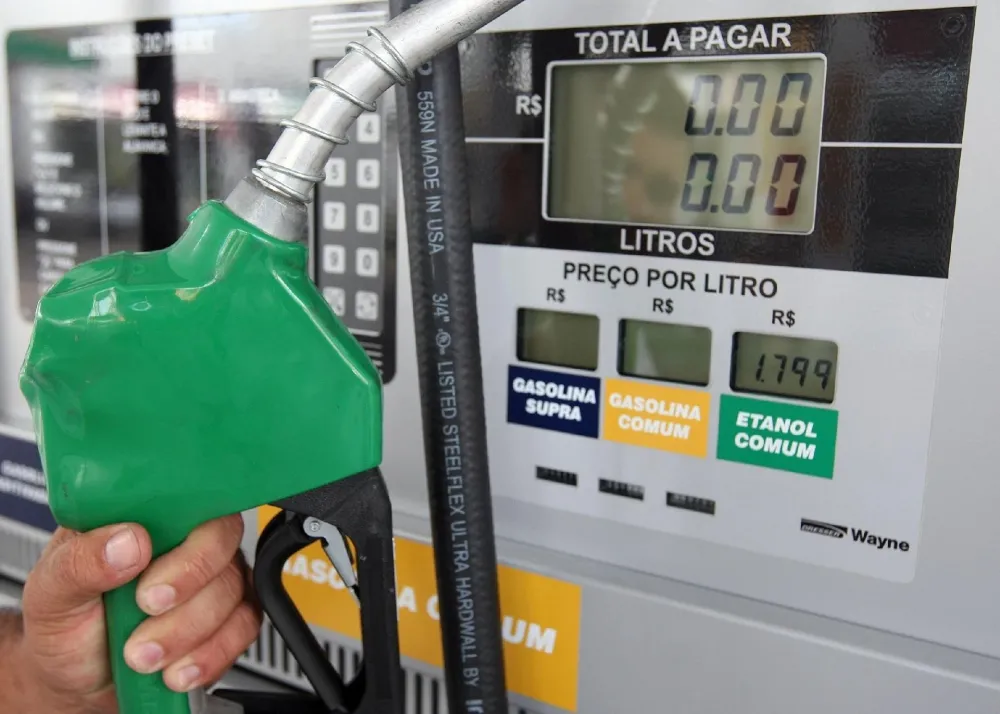 Gasolina passa a ter 30% de etanol nesta sexta (1º), sem previsão de queda nos preços