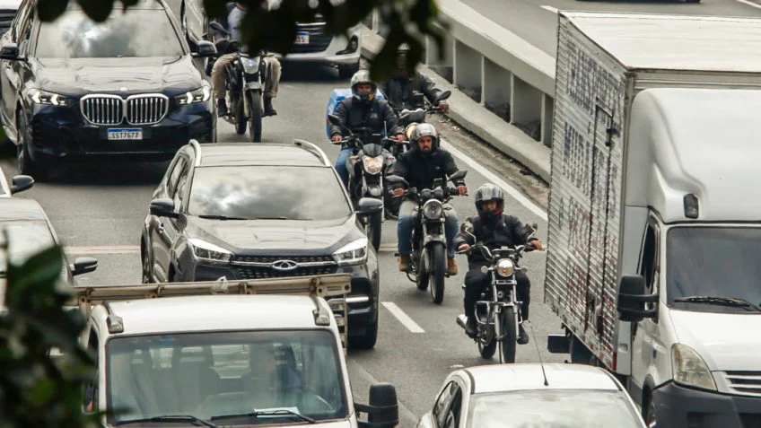 Projeto quer recolocar município e Estado nas placas dos carros