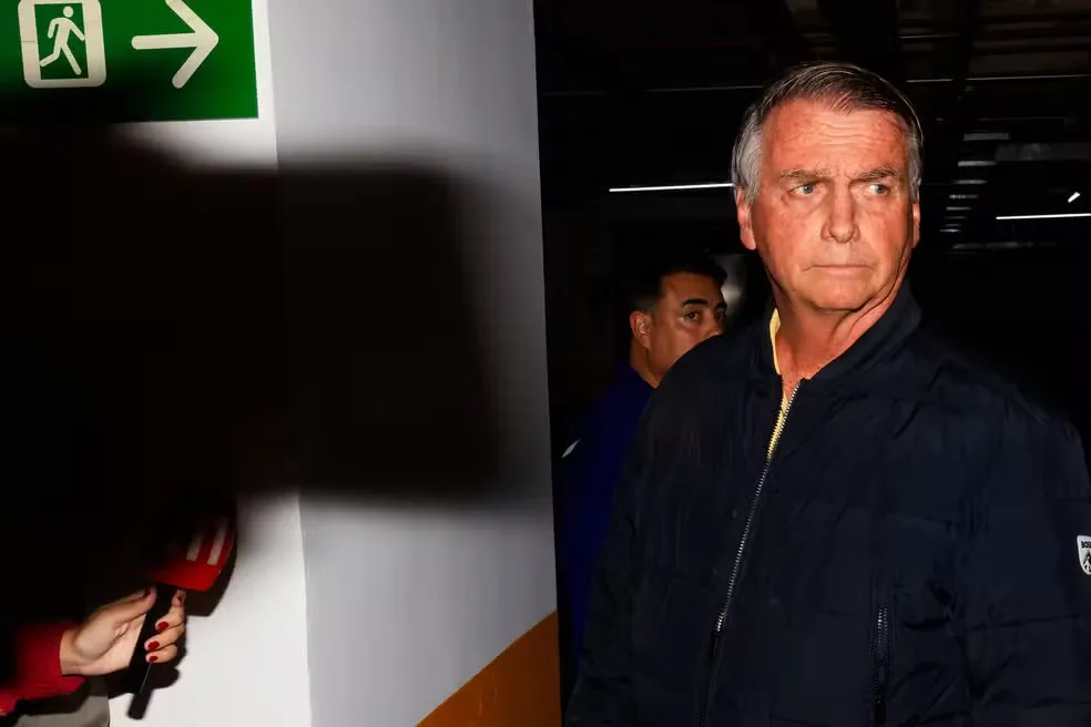 Moraes decreta prisão domiciliar de Jair Bolsonaro; PF faz buscas na casa do ex-presidente