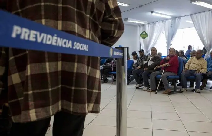 Programa para diminuir fila do INSS com bônus a servidores vai ao Senado