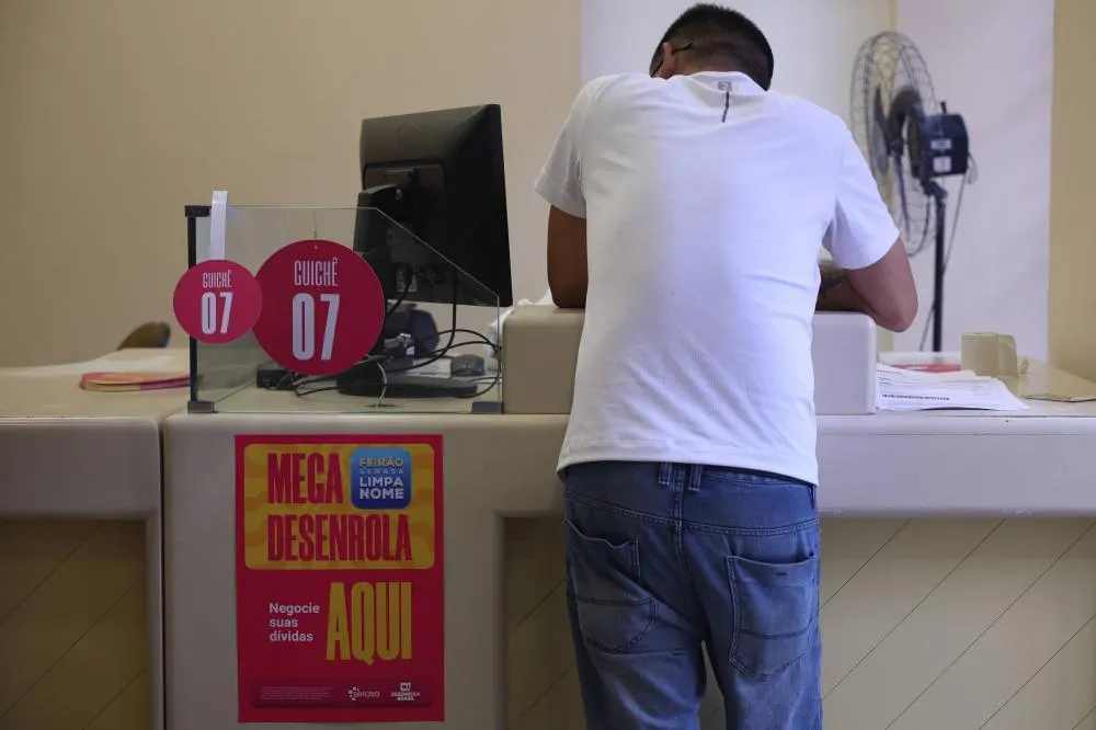 Negociação de dívidas cresce 49% entre jovens de 18 a 25 anos, aponta Serasa