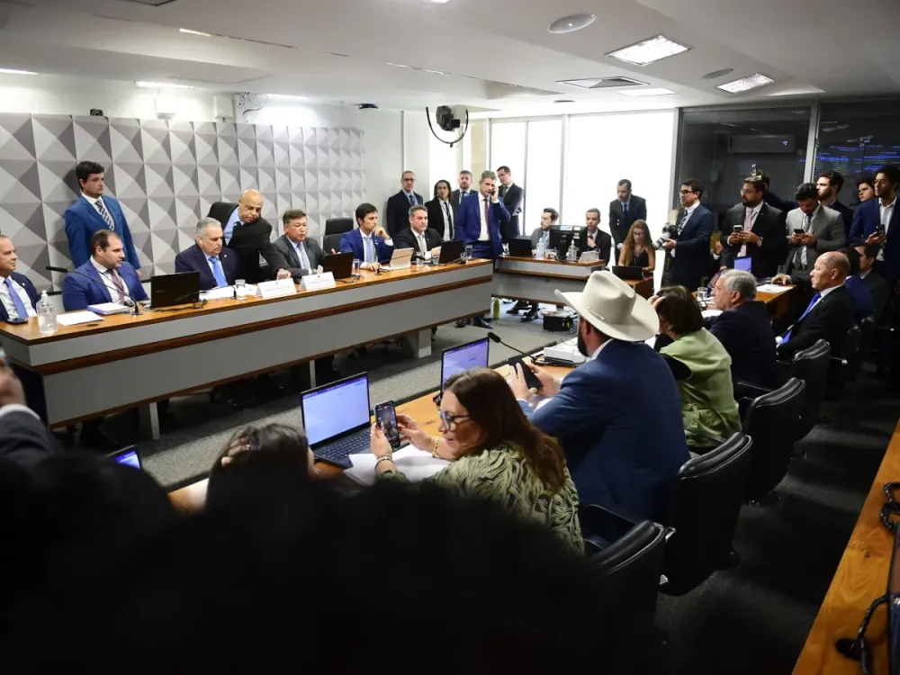 Oposição comemora vitória em comando da CPMI do INSS; base minimiza derrota