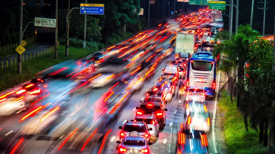 Governo faz consulta e estuda alterar velocidade máxima de vias brasileiras
