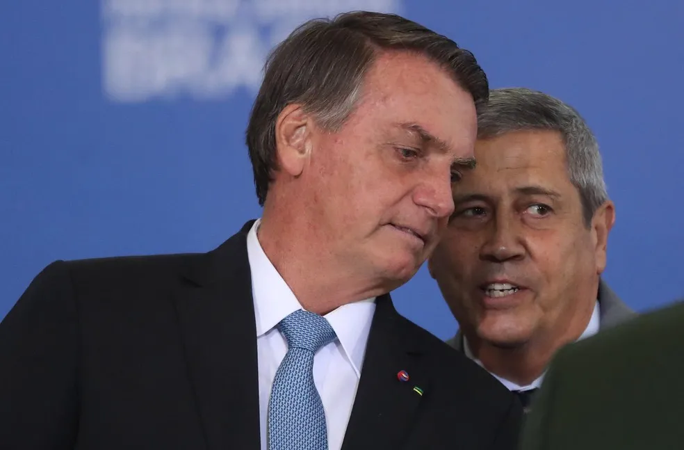 Foto de arquivo mostra o então presidente Jair Bolsonaro (PL), conversando com o então ministro da Defesa, general Braga Netto — Foto: Gabriela Biló/ESTADÃO CONTEÚDO