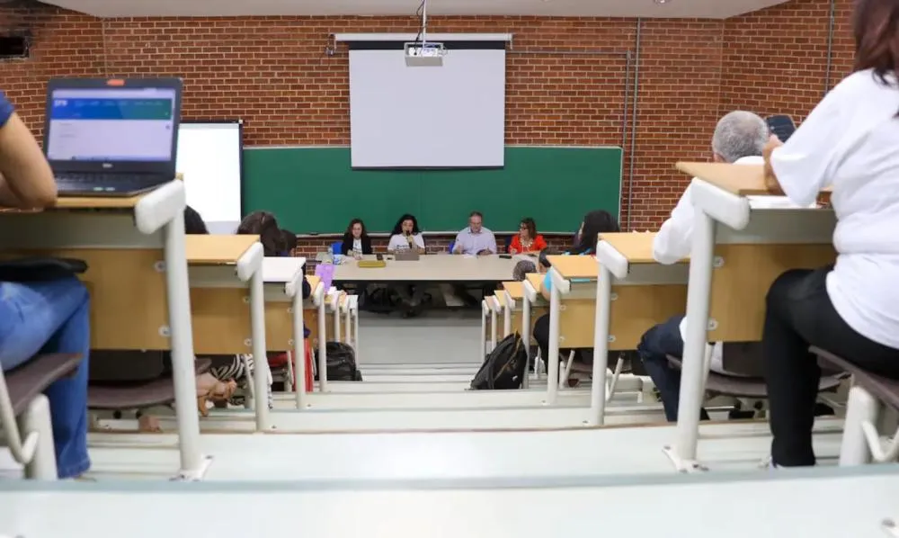 Mais da metade dos estudantes de cursos presenciais desiste antes da formatura, diz pesquisa