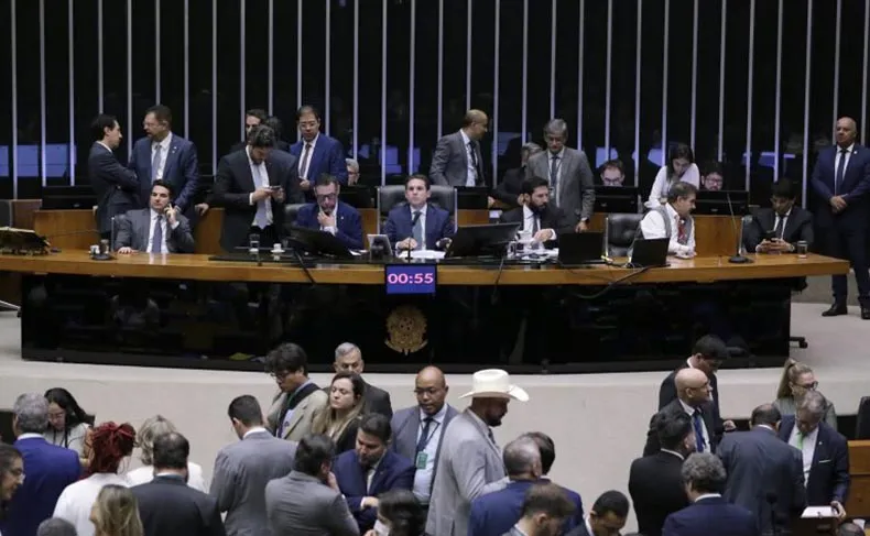 “PEC da Impunidade” é aprovada por deputados e vai ao Senado