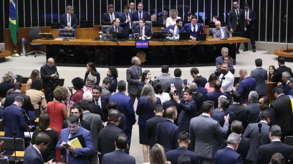 Em vitória da oposição, Câmara aprova urgência do PL da anistia