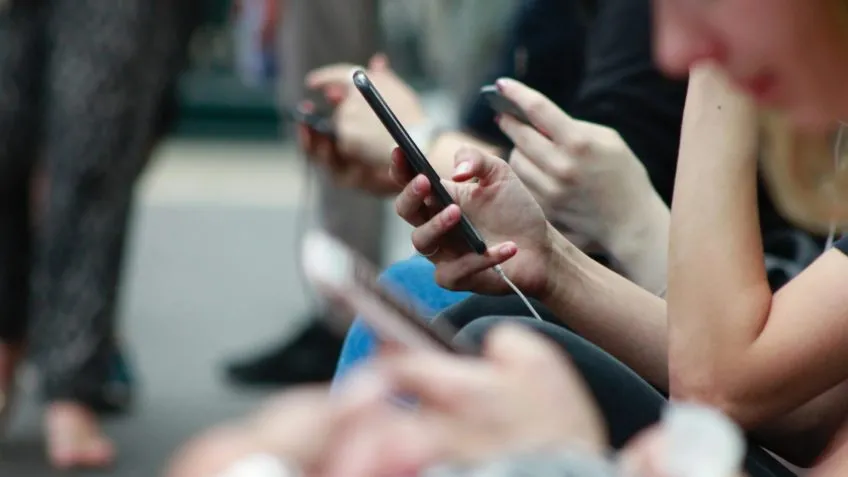 Veto a celular leva 80% dos alunos a prestar mais atenção nas aulas