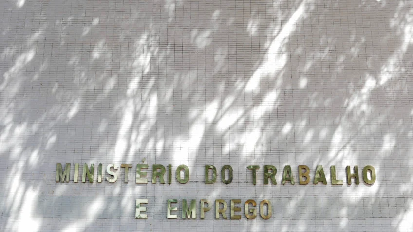 Criação de empregos formais cai 38,4% em agosto de 2025