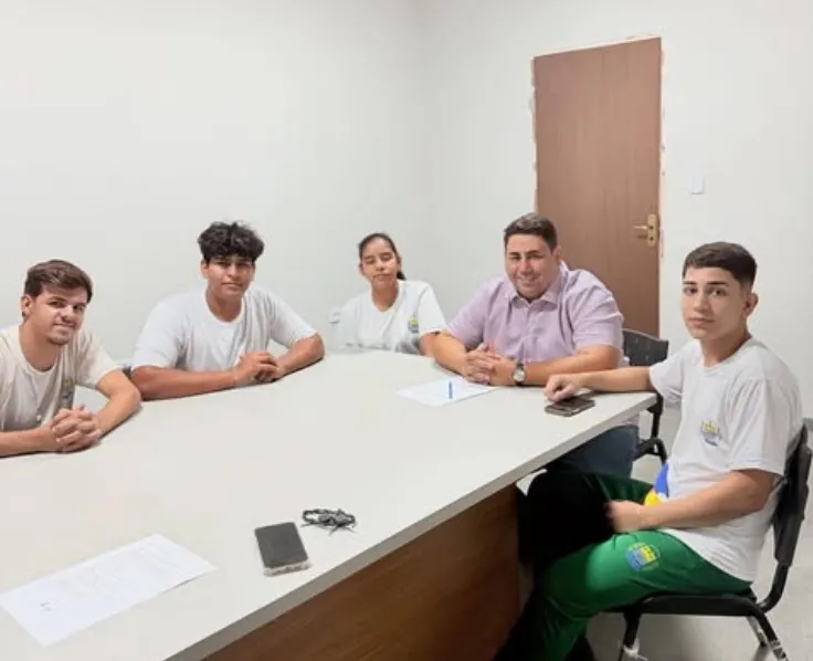 Prefeito Dr. Ramon garante apoio da Prefeitura à Liga de Futsal em encontro com estudantes