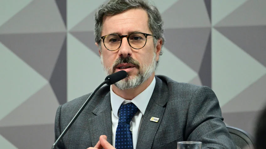 Ministro da CGU diz que não podia avisar governo sobre fraude no INSS